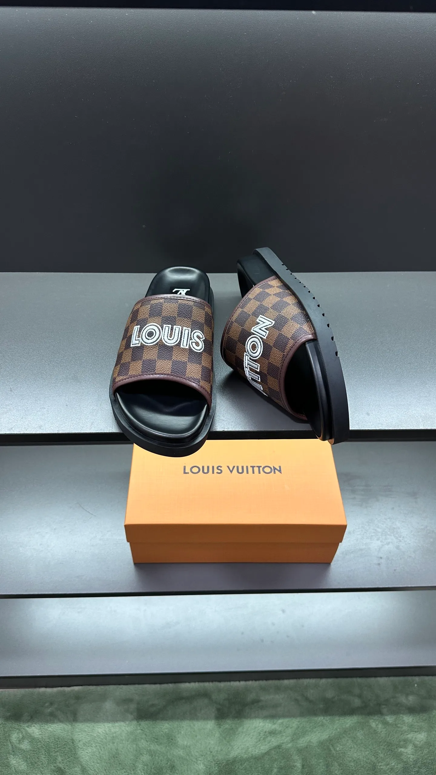 [L Home] P: 300💰Size: 38-45 Top purchasing lv men's summer slippers, classic presbyopia with soft real leather lining, unique color splicing effect, distinctive personality, fashionable and trendy essential style, light and comfortable. Lightweight and tough rubber insole, micro ridged foam outsole, super comfortable!